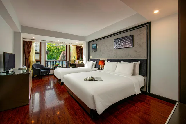 غرفة عائلية بسرير مزدوج وسرير فردي بإطلالة على المدينة، Hanoi La Palm Premier Hotel & Spa 1/2