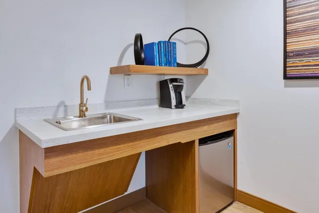 جناح بسرير كينج مع أريكة، Hotel Indigo Detroit Downtown 4/5