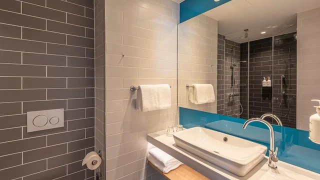 غرفة بسرير مزدوج لذوي الإعاقة، Holiday Inn Express Dusseldorf Hauptbahnhof 9/9
