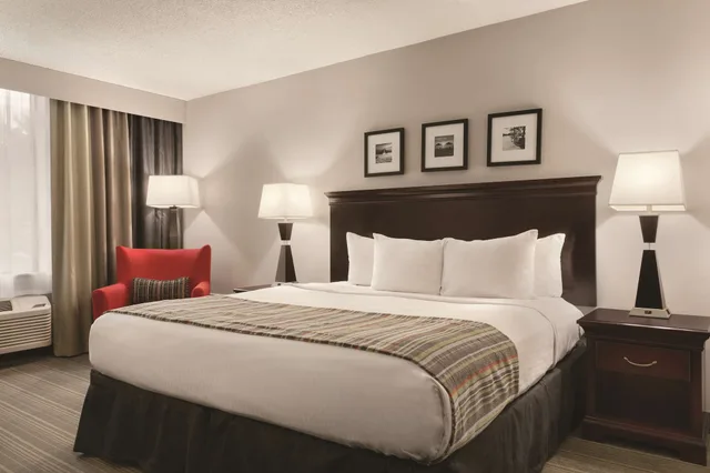 غرفة بسرير كينج، Country Inn and Suites by Radisson, Traverse City, MI 2/4