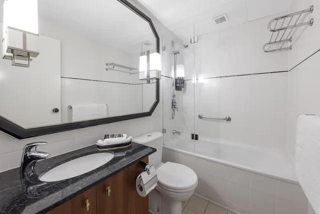 غرفة بسرير كينج، Ramada by Wyndham Diplomat Canberra 2/3