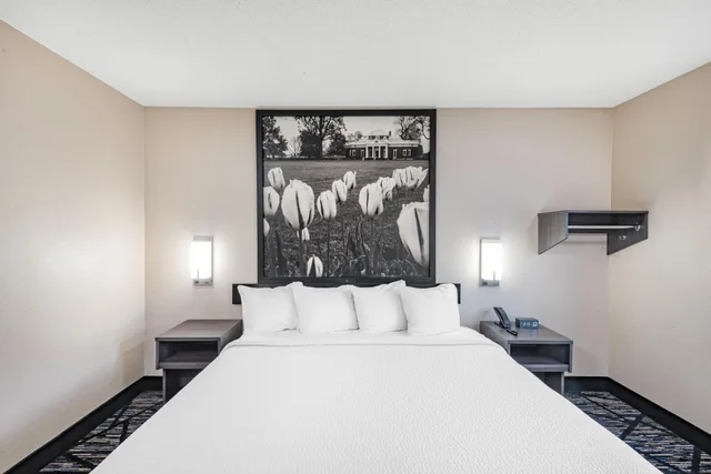 غرفة بسرير كينج بحوض استحمام لذوي الإعاقة، Super 8 by Wyndham Charlottesville 1/7