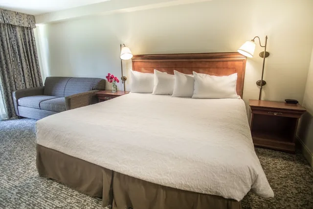 غرفة بسرير كينج، The Yankee Inn 1/9