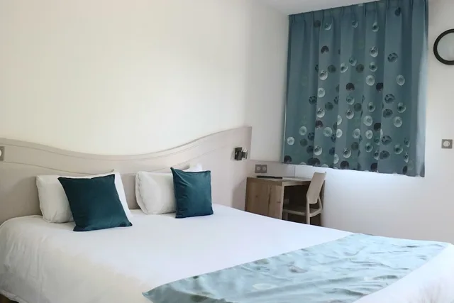 غرفة بسرير كينج، Village Hotel 3/7