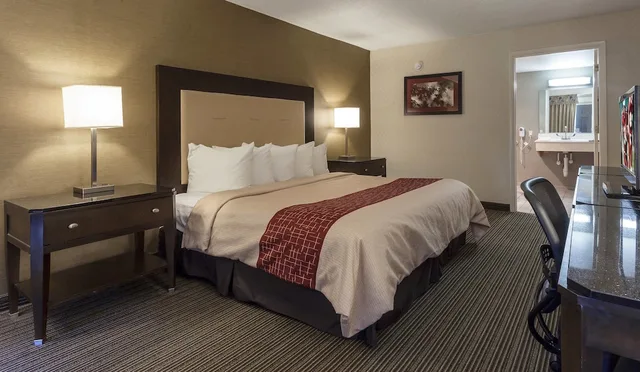 جناح بسرير كينج بمطبخ، Red Roof Inn & Suites DeKalb 1/3