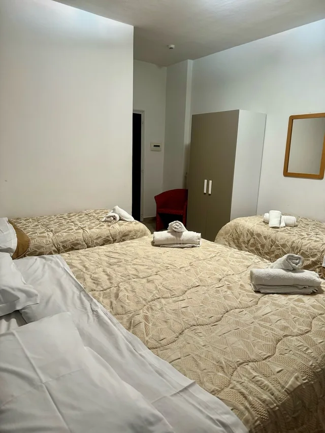 غرفة ديلوكس رباعية بسرير مزدوج وسريرين منفصلين، Hotel Santuario Pompei 3/7