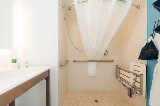 غرفة قياسية بسرير كينج لذوي الإعاقة، The Cove Hotel, Ascend Hotel Collection 9/10