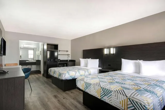 2 Queen Beds Mobil Access Tub Nsmk Kitchen، Studio6 San Antonio, TX - Northwest Medical Center 1/10