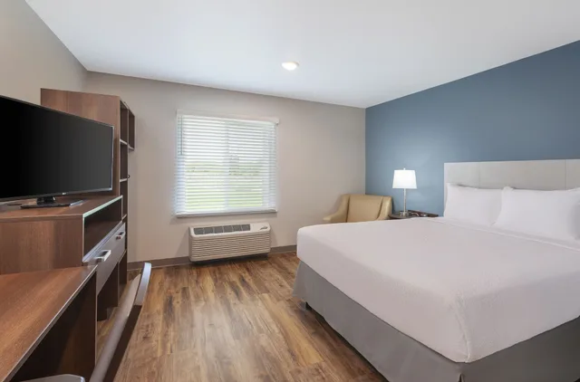 غرفة بسرير كوين بحوض استحمام لذوي الإعاقة، WoodSpring Suites Lackland near Sea World 1/5