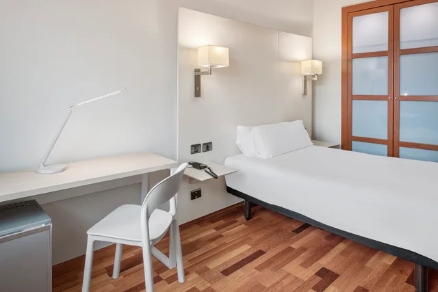 Adapted Single Room, B&B HOTEL Granada Estacion 1/2