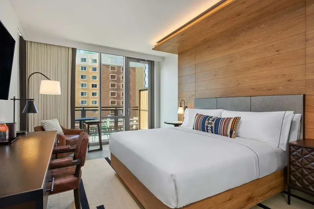 غرفة بريميوم بسرير كينج بشرفة، Canopy By Hilton San Antonio Riverwalk 1/1