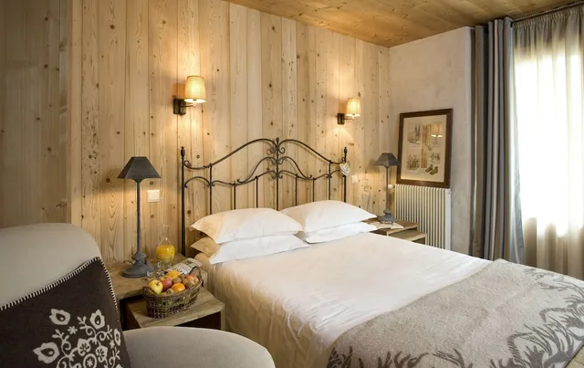 غرفة عائلية بسرير بطابقين وسرير كوين بإطلالة على الجبل، Hotel Chalet Les Saytels, Signature Collection 4/4