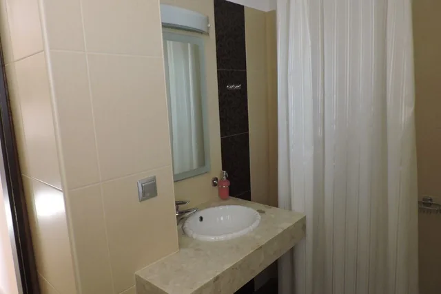 جناح بسريرين منفصلين بإطلالة على الحديقة مع أريكة، GOLDEN ROSE SUITES 7/9