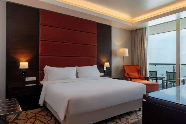 غرفة سوبيريور بسرير كينج بإطلالة على البحر بشرفة، Radisson Blu Hotel, Conakry 4/6