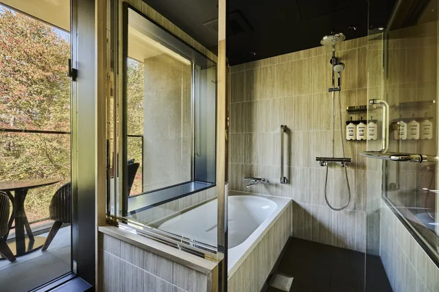 غرفة قياسية بسرير كينج بإطلالة على النهر بحوض استحمام، Hotel Indigo Karuizawa 4/6