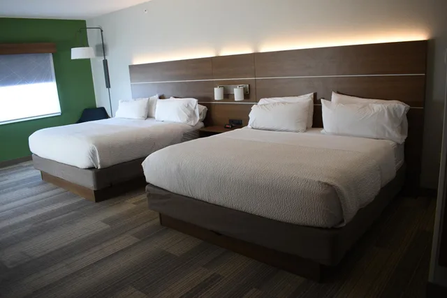 Standard, King Bed, 2 King Beds, Holiday Inn Express and Suites Lincoln South 3/10