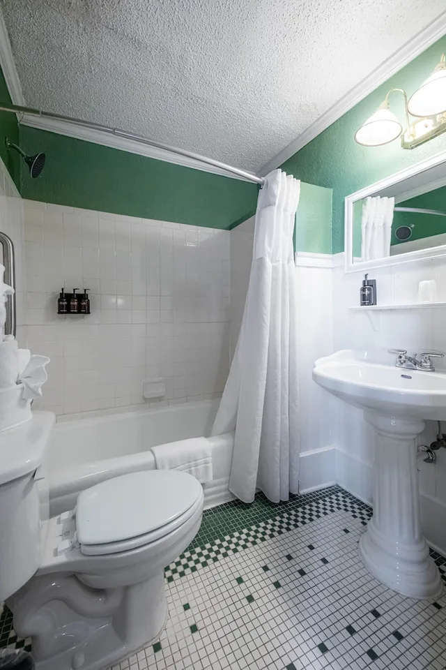 Victorian, King Bed، The Crescent Hotel And Spa 8/8