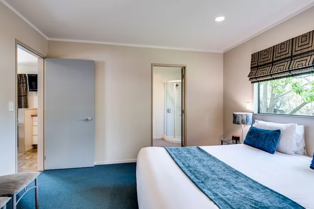 جناح سوبيريور بسرير كوين وسريرين منفصلين بغرفتي نوم بحوض جاكوزي، Portmans Motor Lodge 3/9