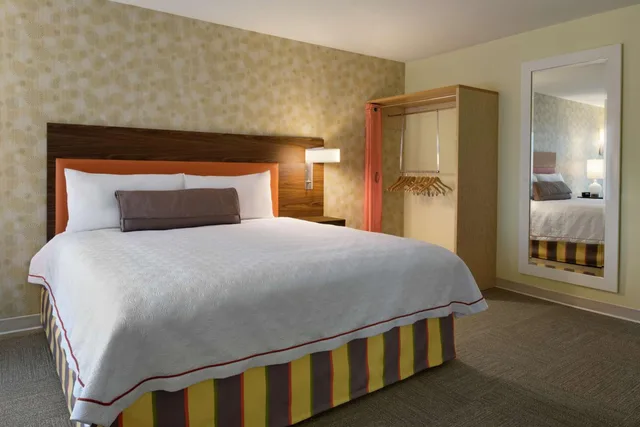 جناح بسرير كوين بغرفة نوم واحدة مع أريكة، Home2 Suites By Hilton Mcdonough 1/4