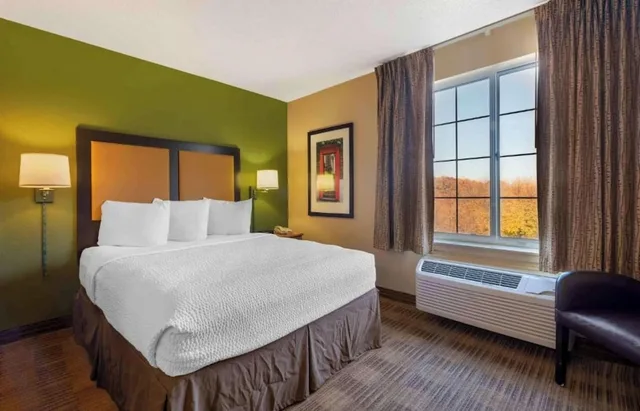 جناح بسرير كينج مع أريكة بمطبخ، Studio6 Extended Stay Minneapolis Airport Eagan North MN 1/10