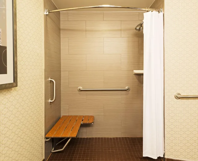 غرفة بسرير كينج بشرفة لذوي الإعاقة، DoubleTree Suites by Hilton Austin Downtown Capitol 8/8