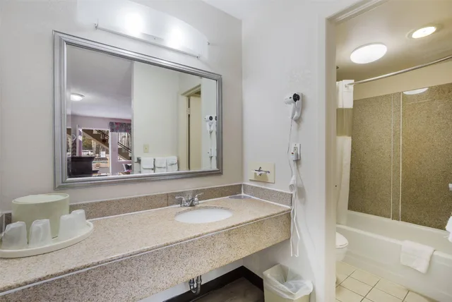 غرفة بسرير كينج، Econo Lodge Williamsburg Historic Area 2/2