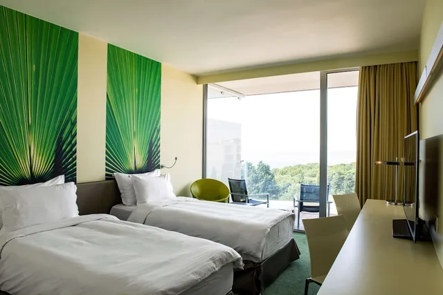 غرفة سوبيريور بإطلالة على البحر بشرفة، Radisson Blu Resort & Spa Split 1/10