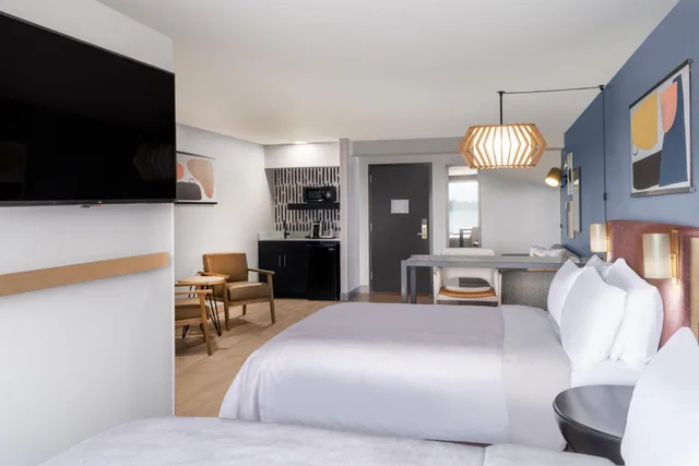 غرفة تنفيذية بسريرين كوين، Atwell Suites Austin Airport, an IHG Hotel 3/9