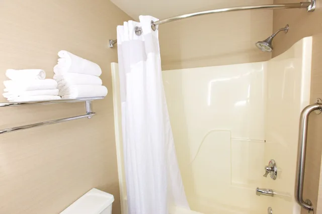 Room, King Bed, Extra Floor Space، Holiday Inn Express Fargo-West Acres 5/6