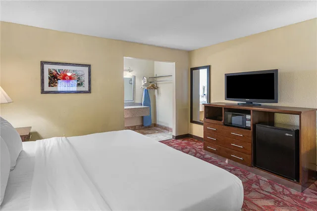 جناح جونيور بسرير كينج مع أريكة للمدخنين، Best Western Pine Springs Inn 1/3