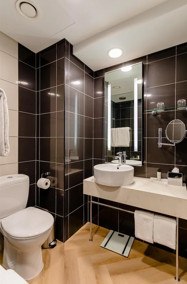 جناح جونيور بسرير كينج، Southern Sun Rosebank 9/10