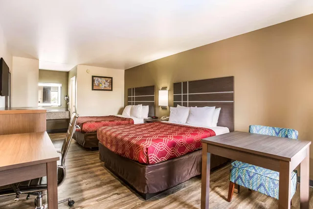 غرفة رباعية بسريرين كوين، Econo Lodge Inn & Suites Murfreesboro Shopping District 2/4