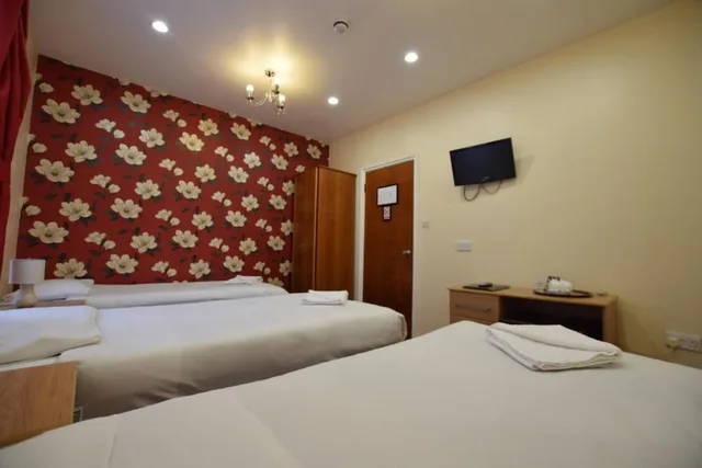 Room, Triple, Single Bed, Cranbrook Hotel London 1/2