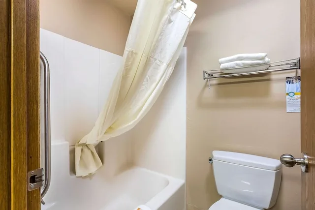 غرفة قياسية بسرير كينج، Quality Inn and Suites Chesterfield Village 10/10