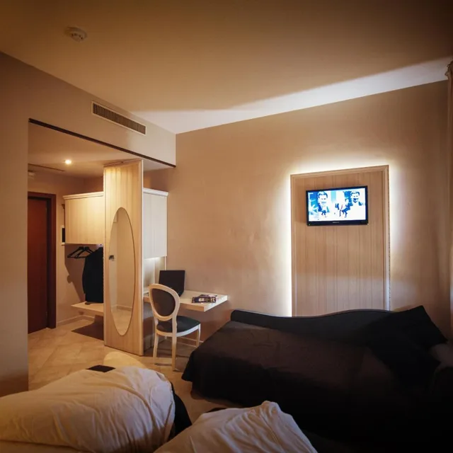 غرفة كلاسيكية بسرير مزدوج أو سريرين منفصلين مع سرير إضافي، Hotel Gran Paradiso 4/8