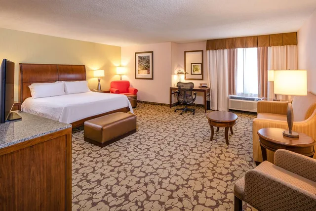 غرفة ديلوكس بسرير كينج مع أريكة، Hilton Garden Inn Portland Airport, ME 2/8