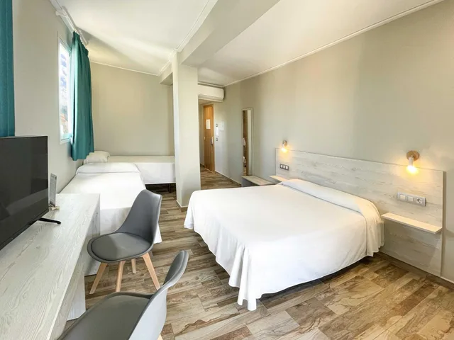غرفة بسرير مزدوج بإطلالة على البحر بشرفة، Te Mana Hotel 1/5