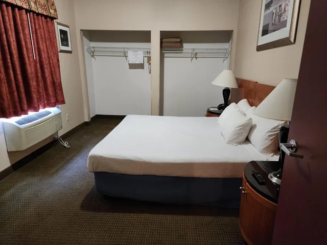 Deluxe, Suite, King Bed, Days Inn by Wyndham Luray Shenandoah 2/8