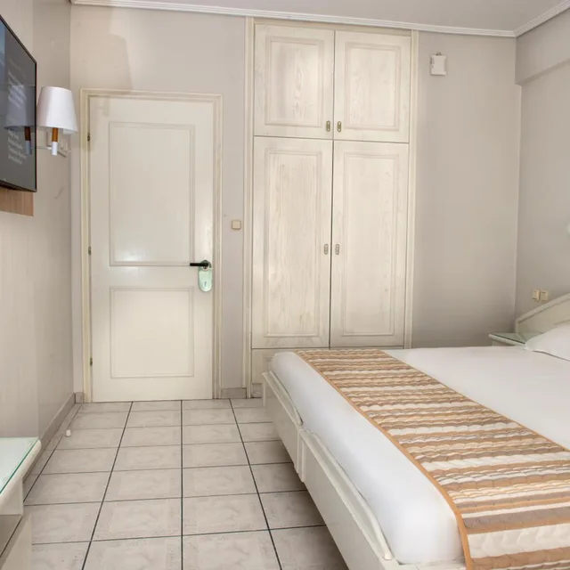 غرفة ثلاثية، Strass Hotel 10/10