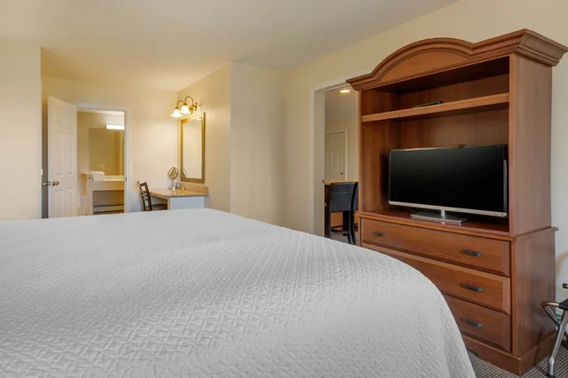 1 Bedroom, Suite, King Bed, Hot Tub, Ogunquit Hotel 6/10