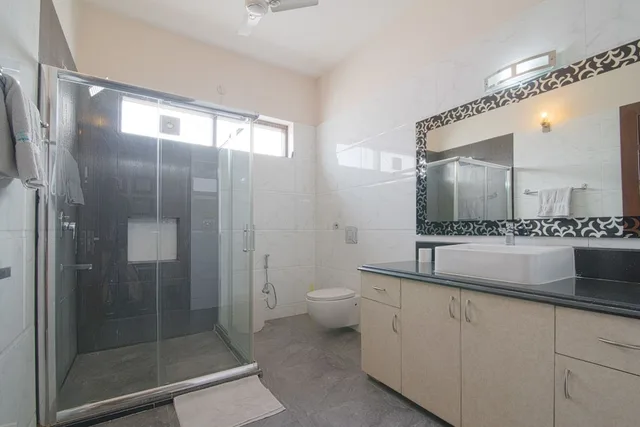 جناح بزنس بسرير كينج لذوي الإعاقة، Perch Arbor Suites 3/5