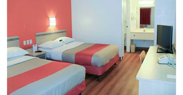 غرفة رباعية بسريرين كوين، Motel6 Enfield, CT - Hartford 2/4