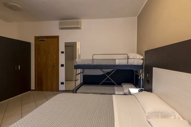 غرفة قياسية رباعية بسريرين منفصلين وسرير بطابقين، Hotel La Tavernetta 7/10
