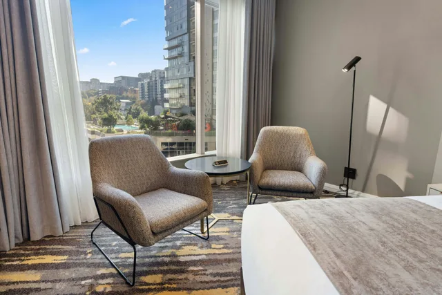 غرفة قياسية بسريرين منفصلين، Sandton Hotel 5/6