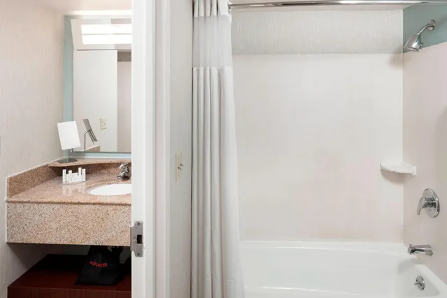 Guest Room, King Bed, Ocean View, Sofa, High Floor, Courtyard Virginia Beach Oceanfront South 3/3