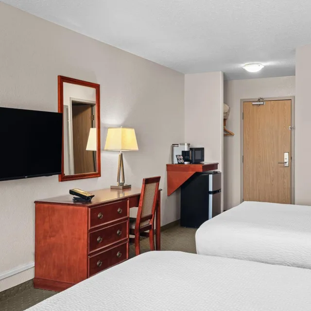 غرفة بسرير كينج وسريرين كوين، Days Inn & Suites by Wyndham Winkler 7/10