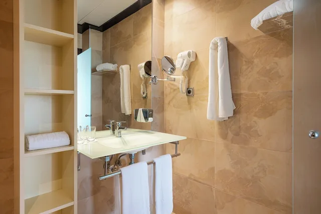 غرفة أساسية بسريرين منفصلين بشرفة بغرفة نوم واحدة مع أريكة في الطابق الأرضي، Hotel Condesa 8/9