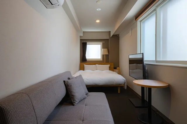 غرفة أساسية ثلاثية بسرير مزدوج بحمام مشترك مع أريكة، GRAND HOSTEL LDK Odori Park 1/2