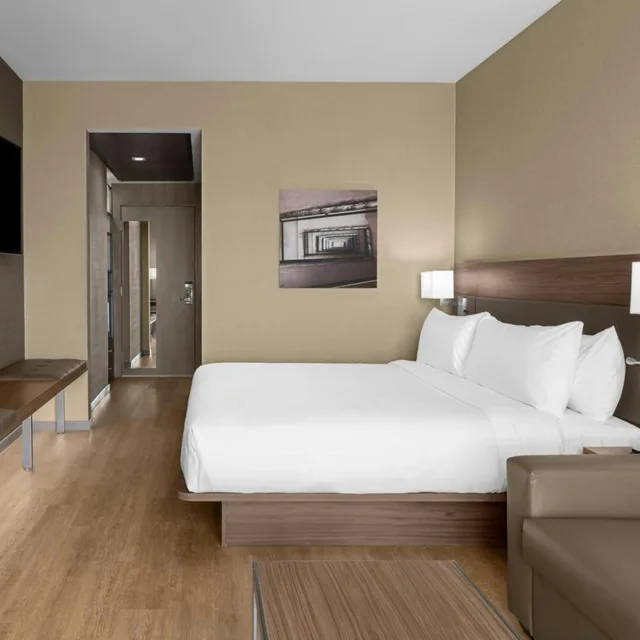 Room, King Bed, Partial Water View, Sofa، AC Hotel by Marriott Clearwater Beach 6/10