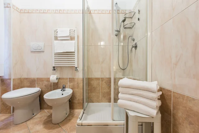 غرفة رباعية بسرير مزدوج وسريرين منفصلين، HOTEL AGLI ARTISTI 6/6